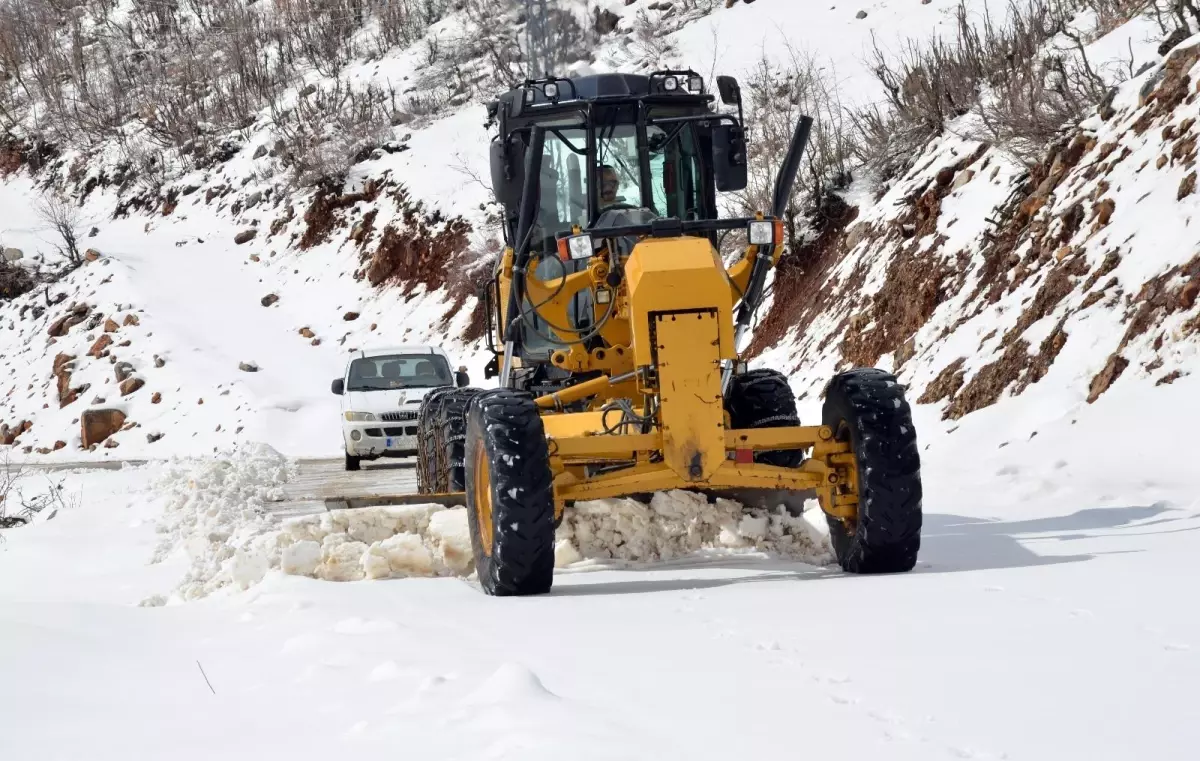 Çığ düşmesi sonucu kapanan Bayburt- Araklı karayolu ulaşıma açıldı