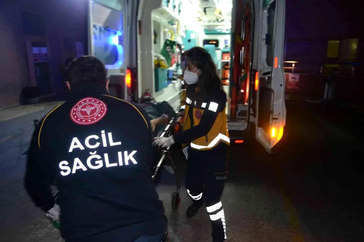 Dur ihtarına uymayan otomobil bekçilerin üzerine sürdü: 2 bekçi, 1 vatandaş yaralandı