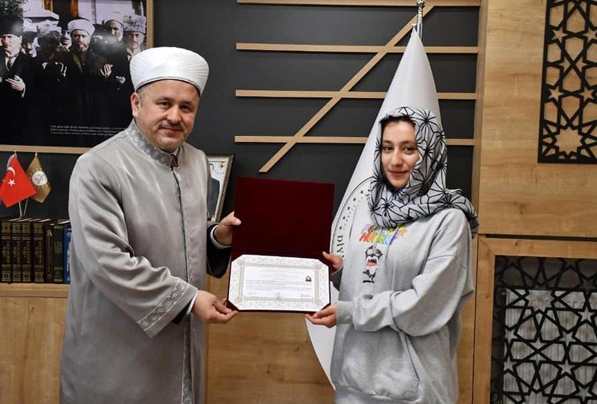 Gürcistanlı üniversite öğrencisi Müslüman oldu
