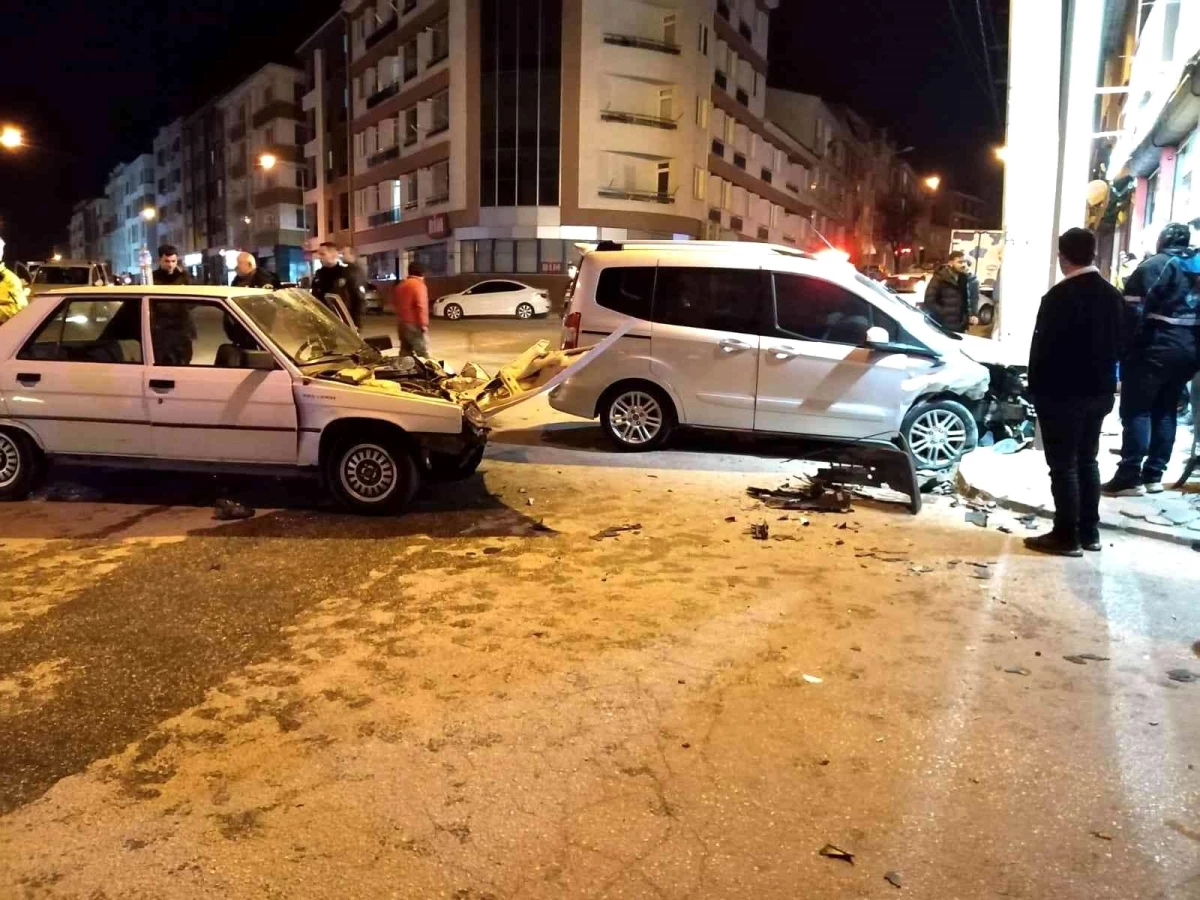 Hafif ticari araç ile otomobil çarpıştı, 6 kişi yaralandı