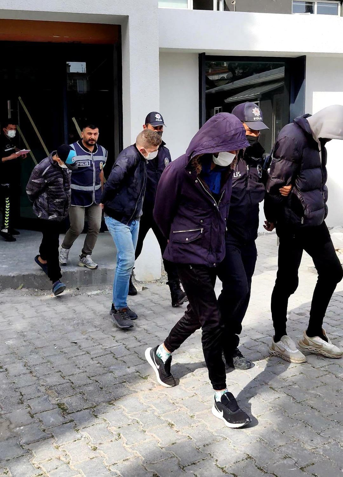 Hırsızlar çaldıkları eşyaları yükleyip kaçarken suçüstü yakalandı