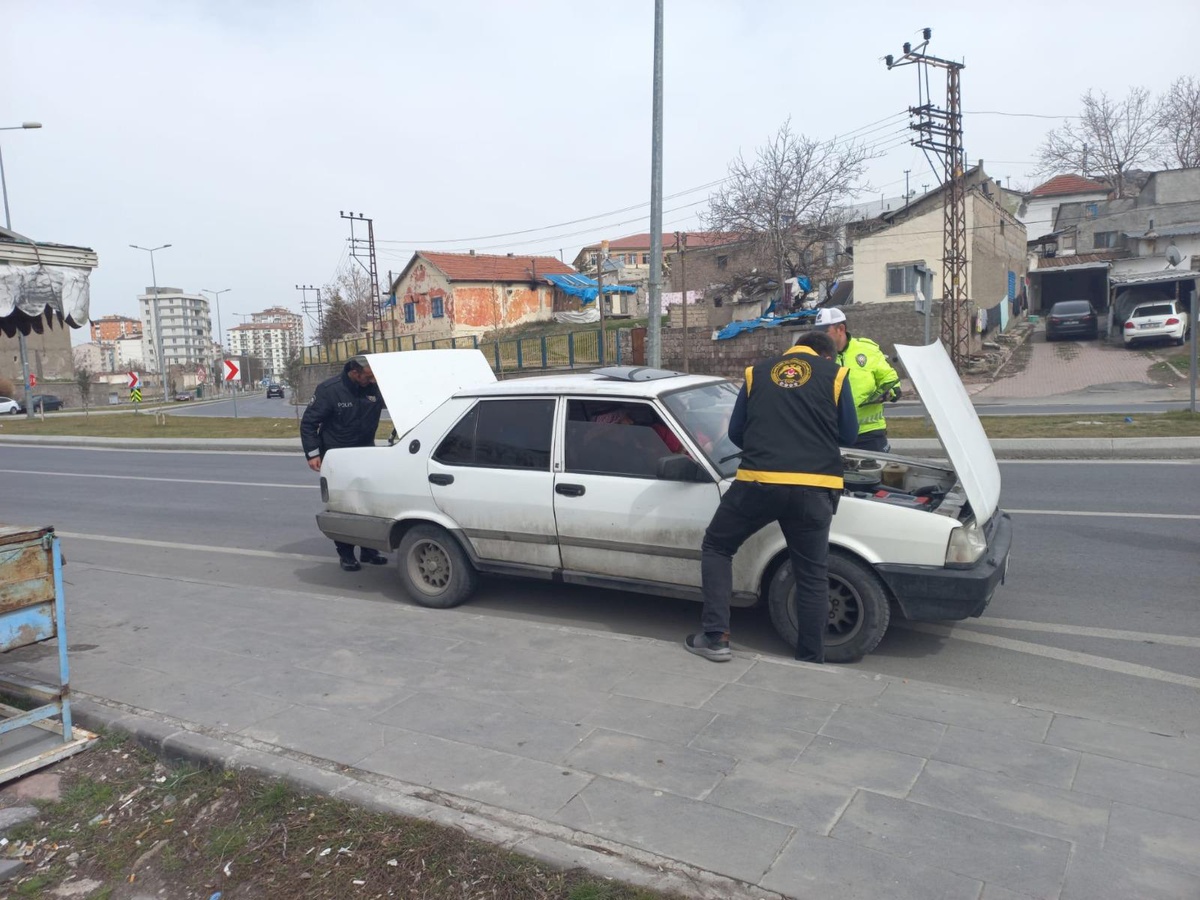Kayseri polisinden çevreye rahatsızlık veren araç denetimi