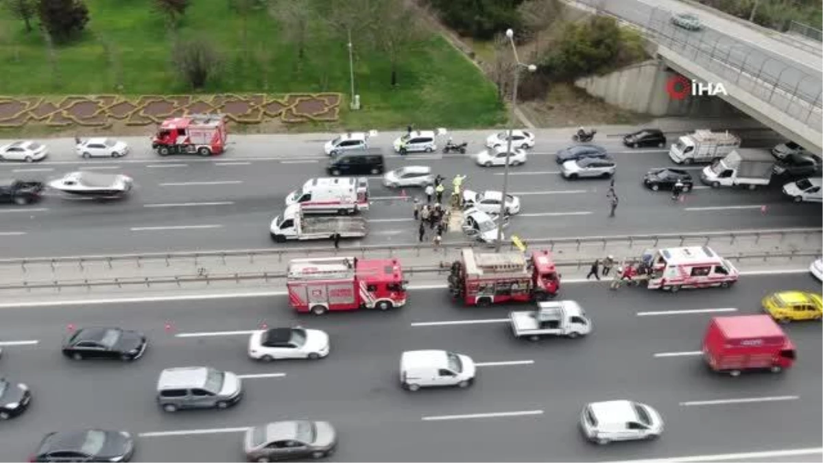 Kontrolden çıkan otomobil zincirleme kazaya neden oldu... Araçta sıkışan 2 kişi böyle kurtarıldı