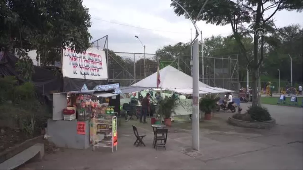 Medellin'deki 'sosyo-kültürel' berber dükkanı