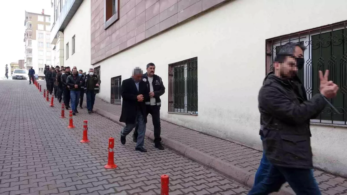 Son dakika 3. sayfa: Milyonluk tütün operasyonunda gözaltına alınan 18 kişi adliyede