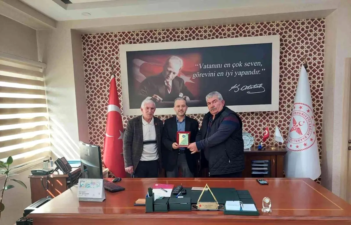 Muhtarlardan Sağlık Müdürü Yılmaz\'a plaket