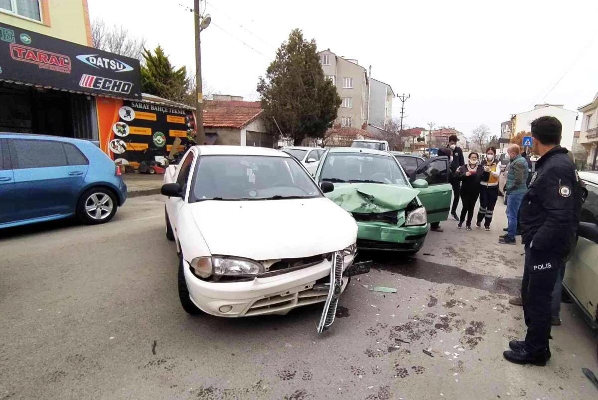 Otomobil ile kamyonet çarpıştı: 3 yaralı