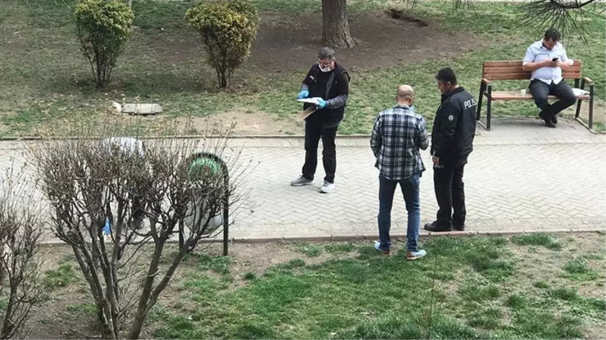 Kimse ne olduğunu anlamadı! Parkta oturan yaşlı adam elindeki bıçağı kalbine sapladı