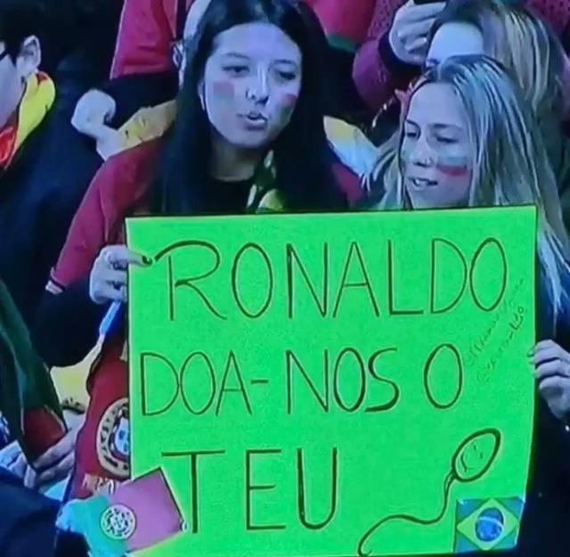 Portekiz - Kuzey Makedonya maçına damga vuran pankart! İki kadın taraftar Ronaldo'nun spermlerini istedi Portekiz - Kuzey Makedonya maçına damga vuran pankart! İki kadın taraftar Ronaldo'nun spermlerini istedi
