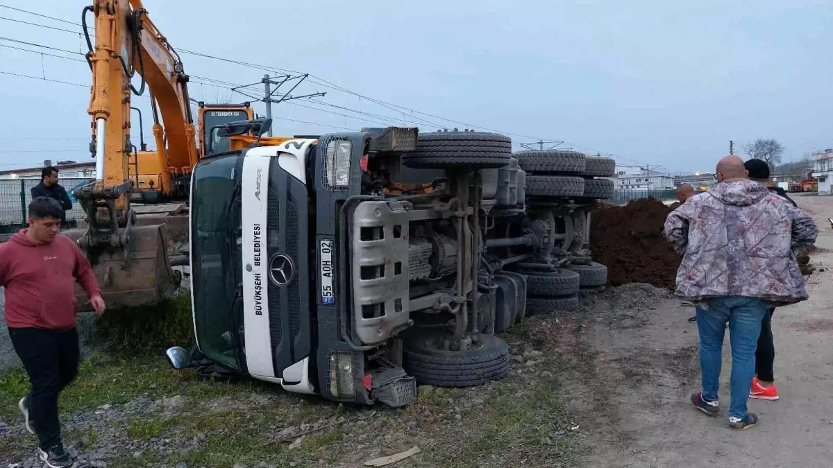 Samsun\'da toprak döken hafriyat kamyonu devrildi: 1 yaralı