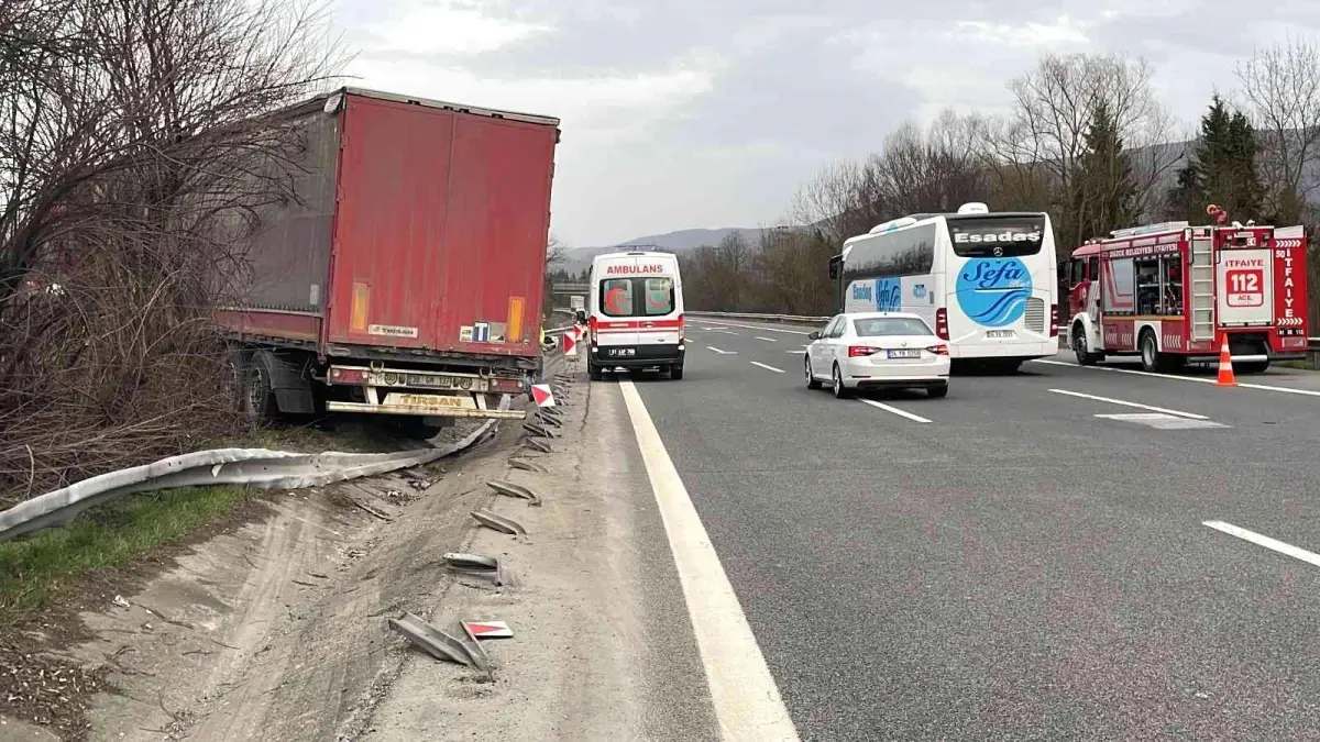 TEM otoyolunda tır refüje çıktı