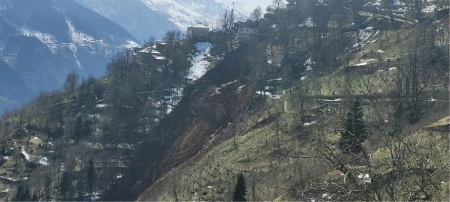 Trabzon\'da heyelan; 2 katlı bina boşaltıldı (2)