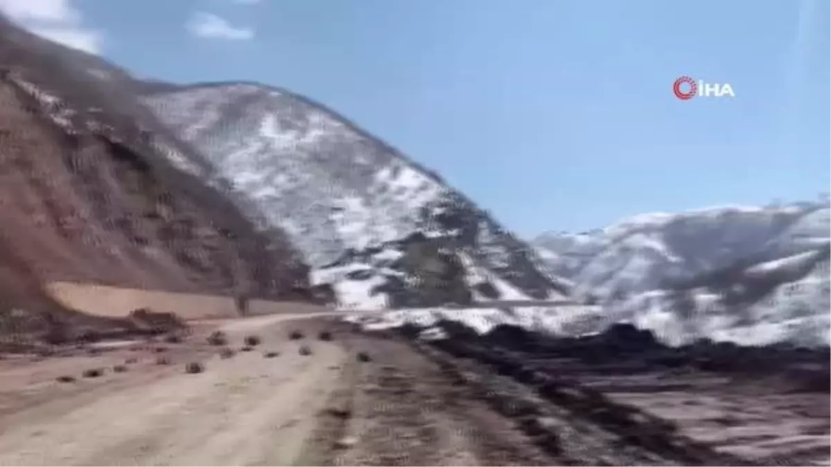 Tunceli\'de kaya parçaları kara yoluna düştü