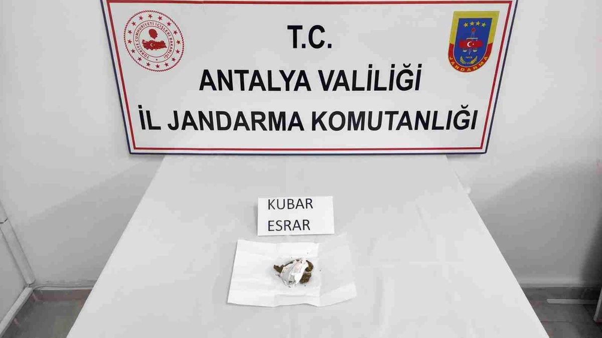 Yolcu otobüsünde esrar taşıyan şahıs, kimlik kontrolünde yakayı ele verdi