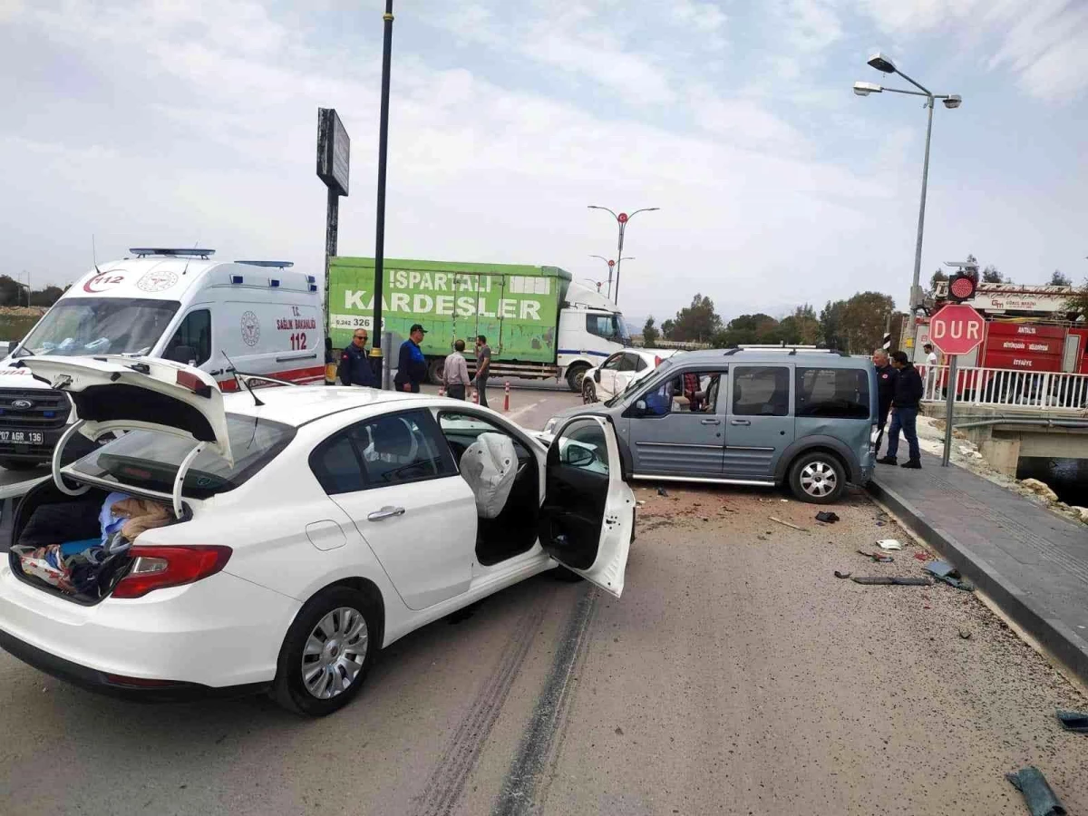 Antalya\'da 4 aracın karıştığı zincirleme kazada 5 kişi yaralandı