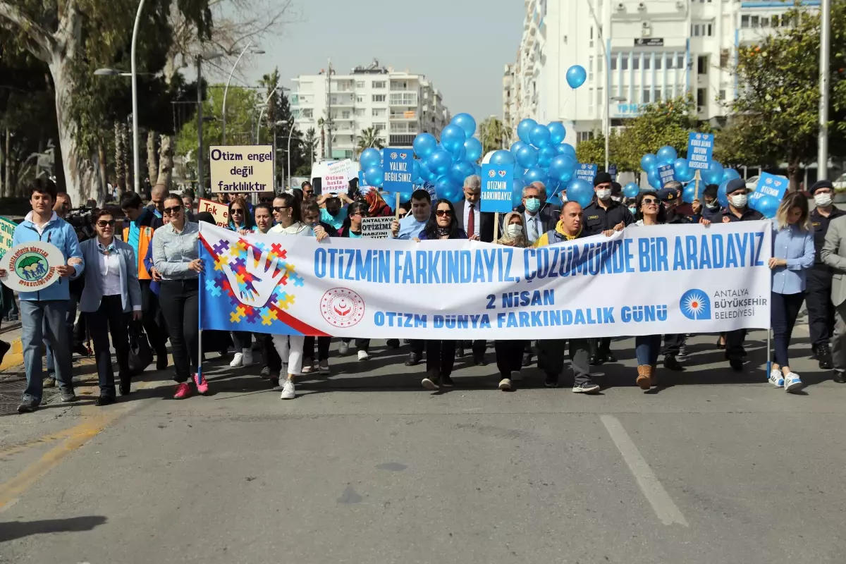 Antalya\'da otizmli çocuklar ve aileleri gökyüzüne mavi balon bıraktı