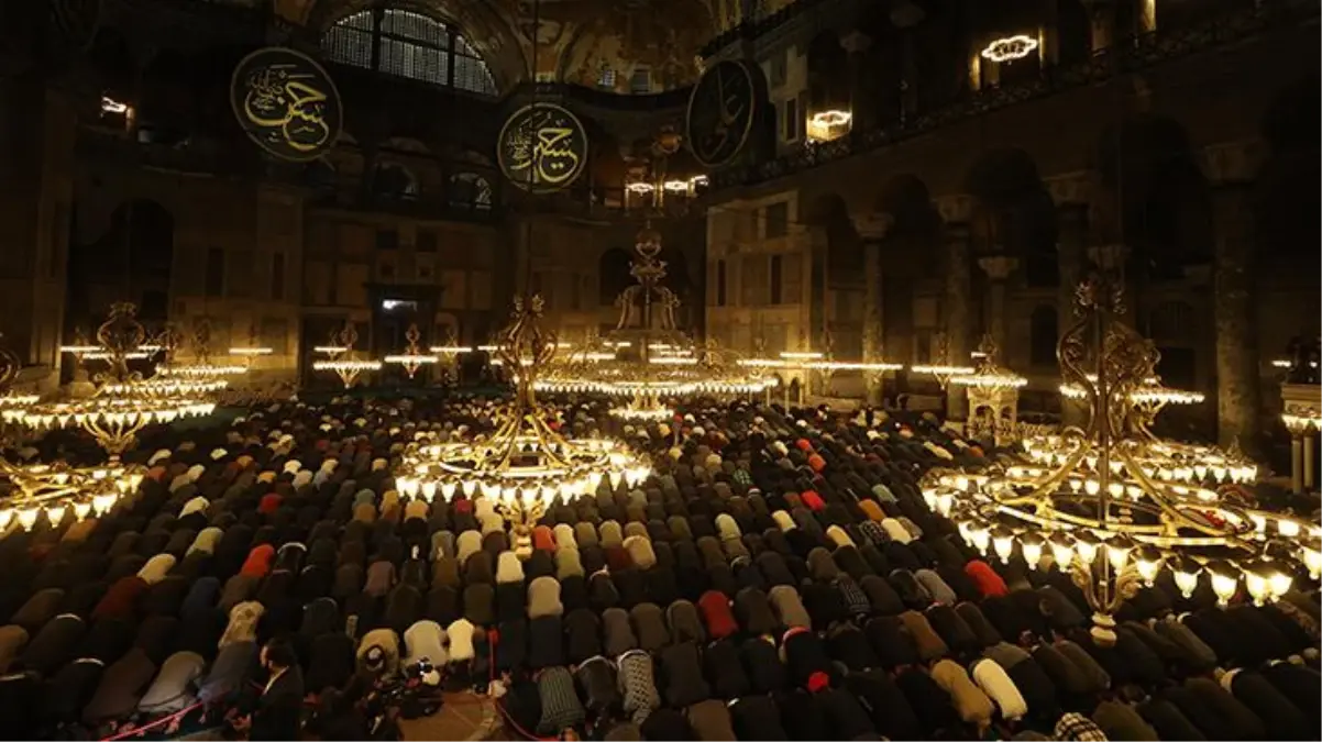 88 yıl sonra Ayasofya-i Kebir Camii\'nde ilk teravih namazı kılındı, meydan doldu taştı!