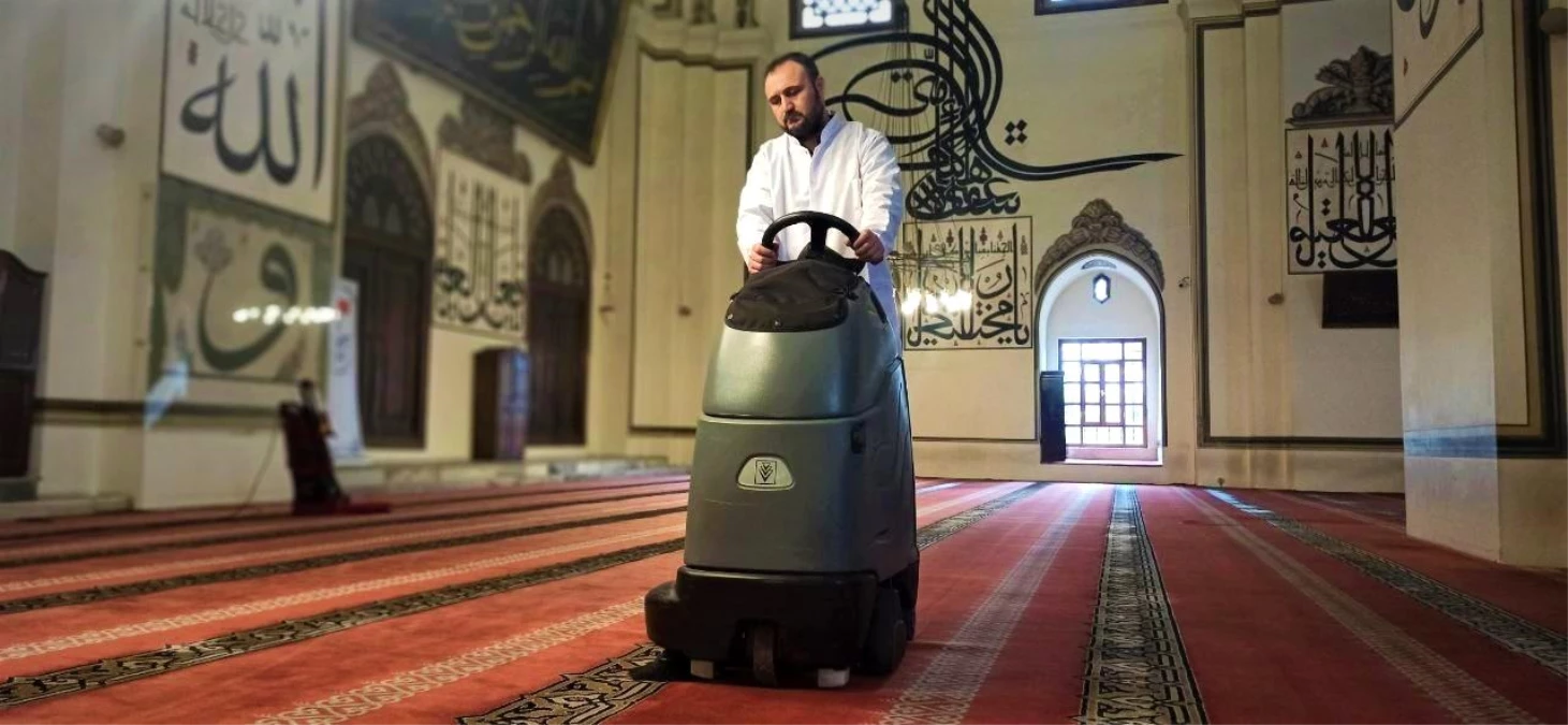 Bursa Ulu Cami\'de Ramazan temizliği