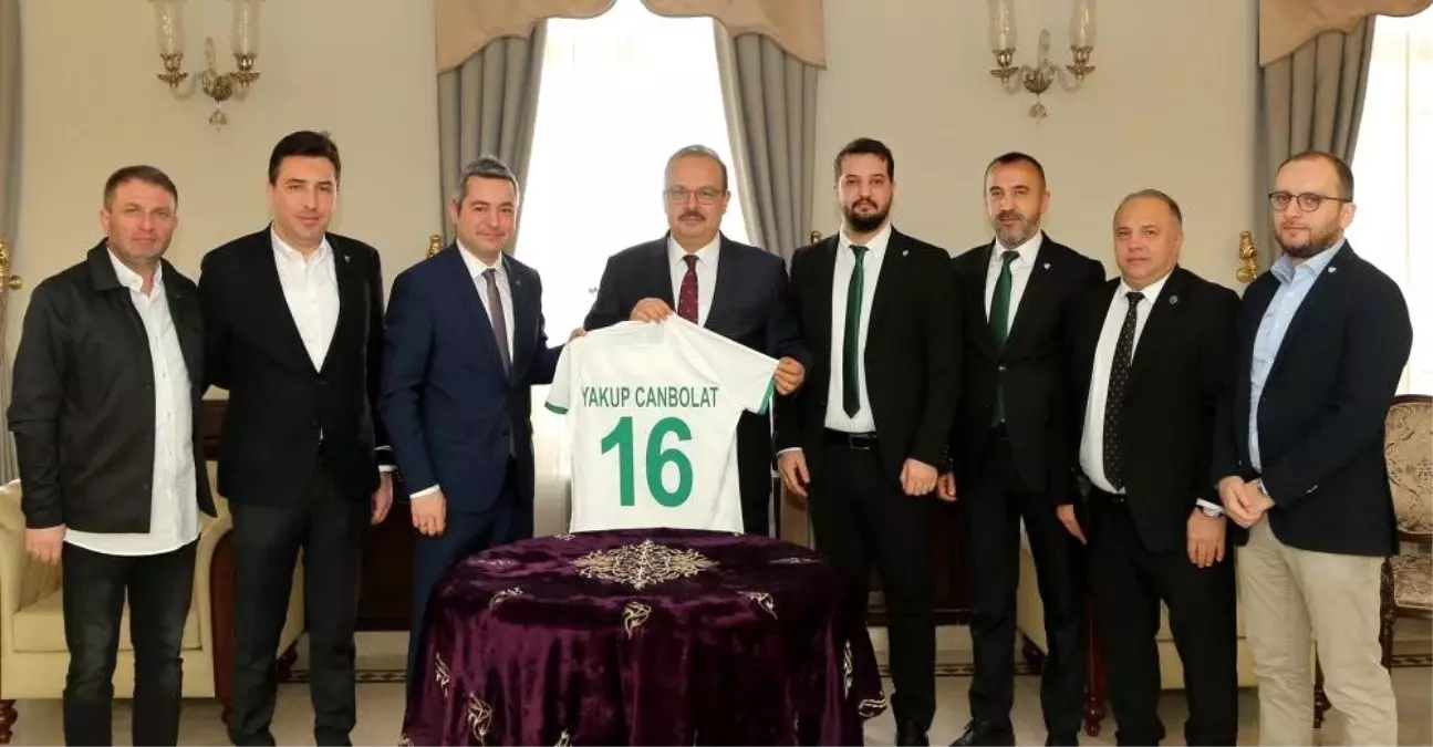 Bursaspor yönetimi Vali Yakup Canbolat\'ı ziyaret etti