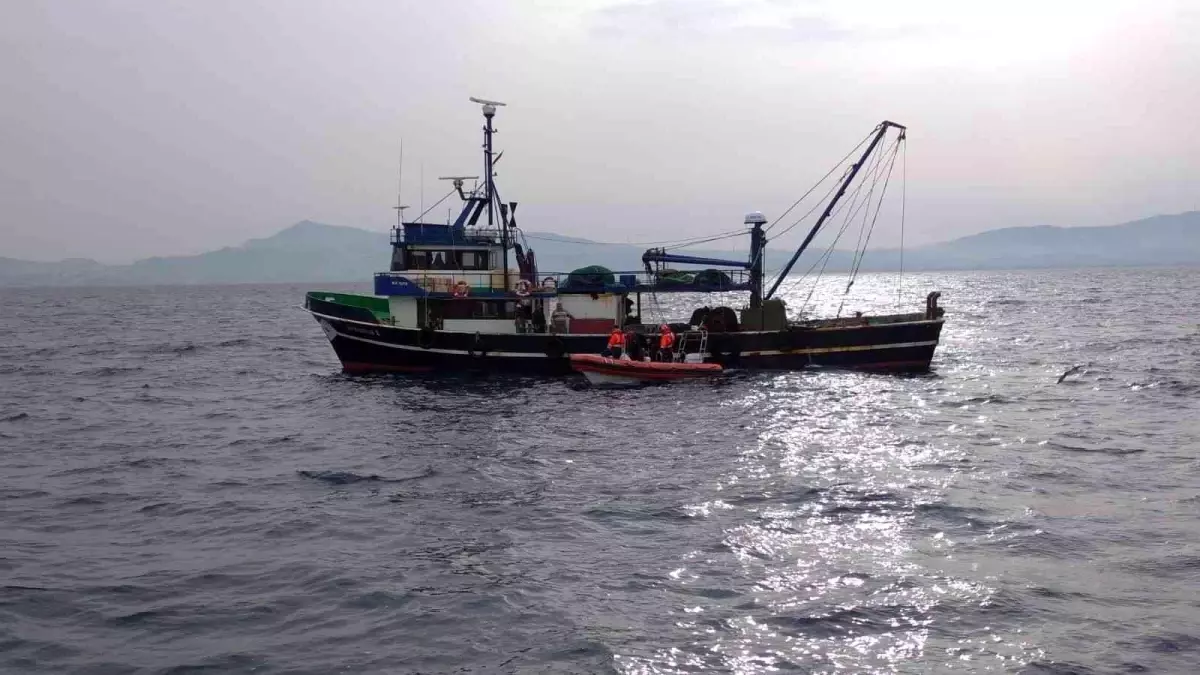 Denizde rahatsızlanan balıkçının yardımına sahil güvenlik ekipleri yetişti