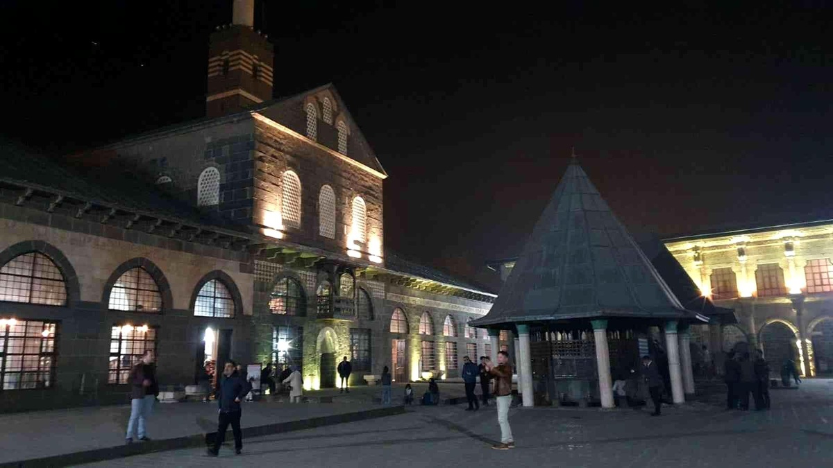 Diyarbakır\'da ilk teravih namazı kılındı
