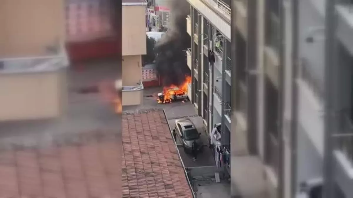 Güngören\'de yanan otomobil kullanılamaz hale geldi