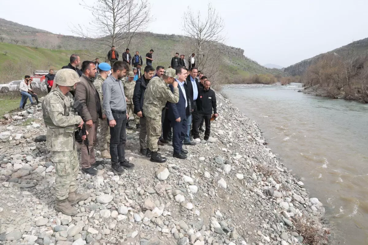 Hakkari Valisi Akbıyık bir askerin suya düştüğü bölgede incelemelerde bulundu