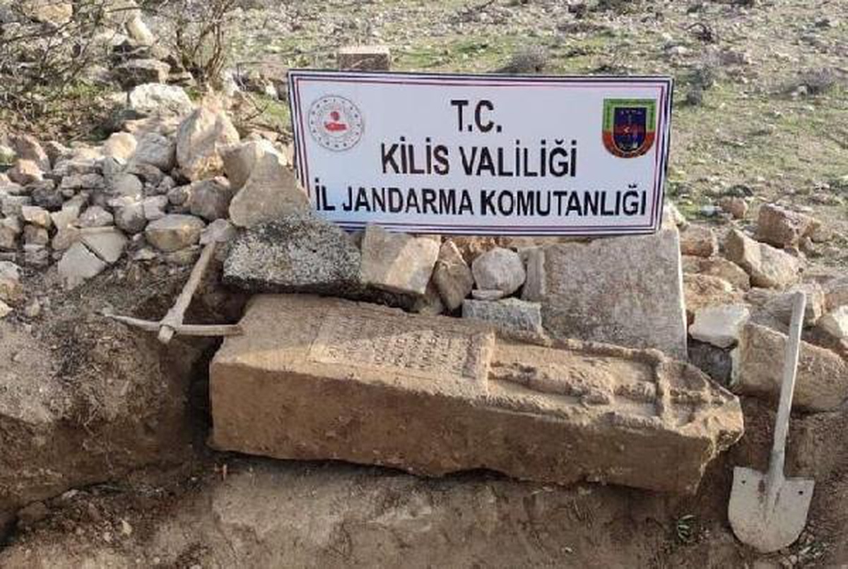 Kaçak kazıda bulduğu mezar steli ile yakalandı