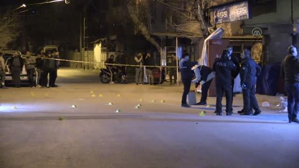 Kahvehaneye yapılan silahlı saldırıda 2 kişi yaralandı