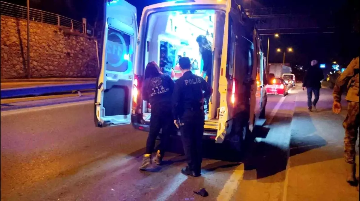 Kaldırıma çarpıp yola savrulan motosiklet sürücüsü yaralandı