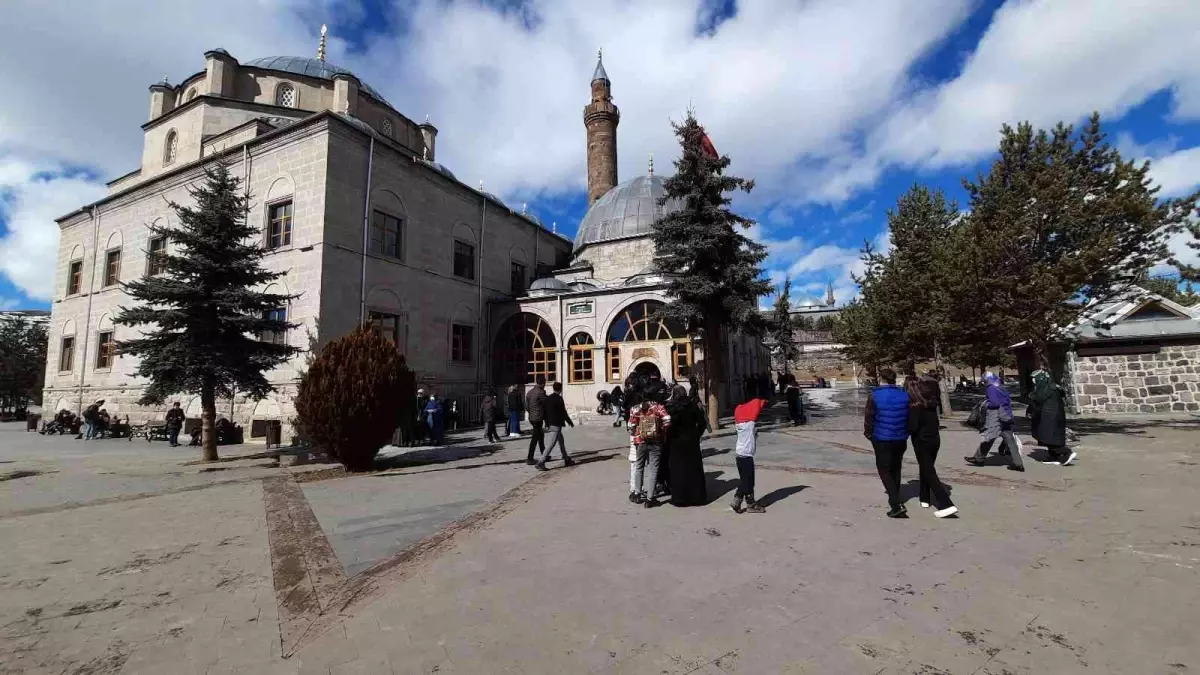 Kars\'ta Ramazan öncesi Harakani Türbesi doldu taştı