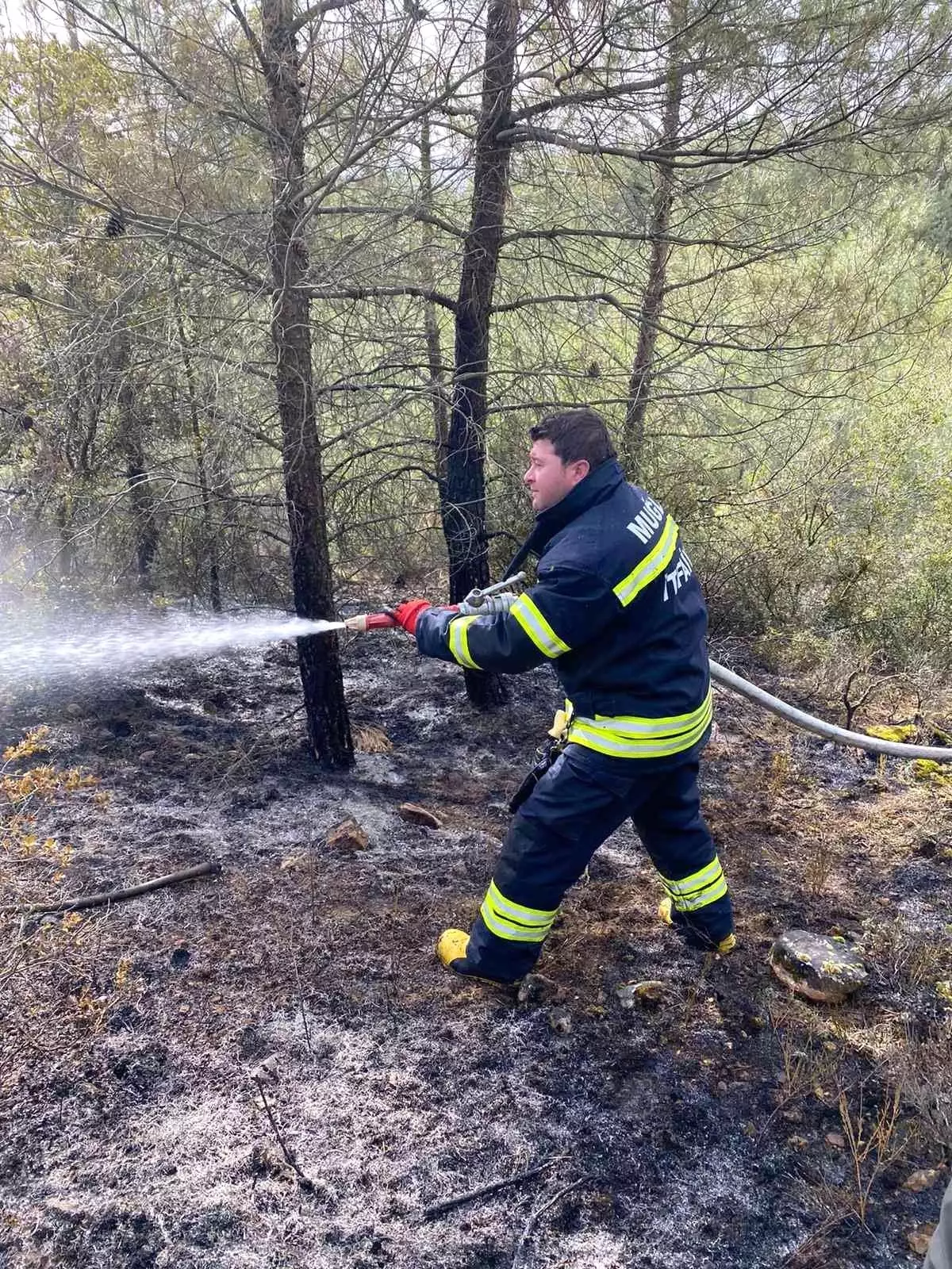 Kavaklıdere İtfaiye Amirliği orman yangınına müdahale etti