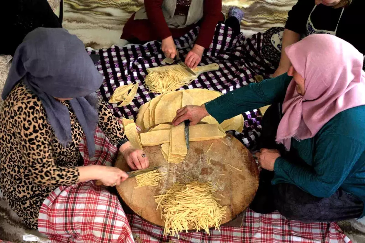 Konya\'da iftar ve sahur sofralarına erişte hazırlığı