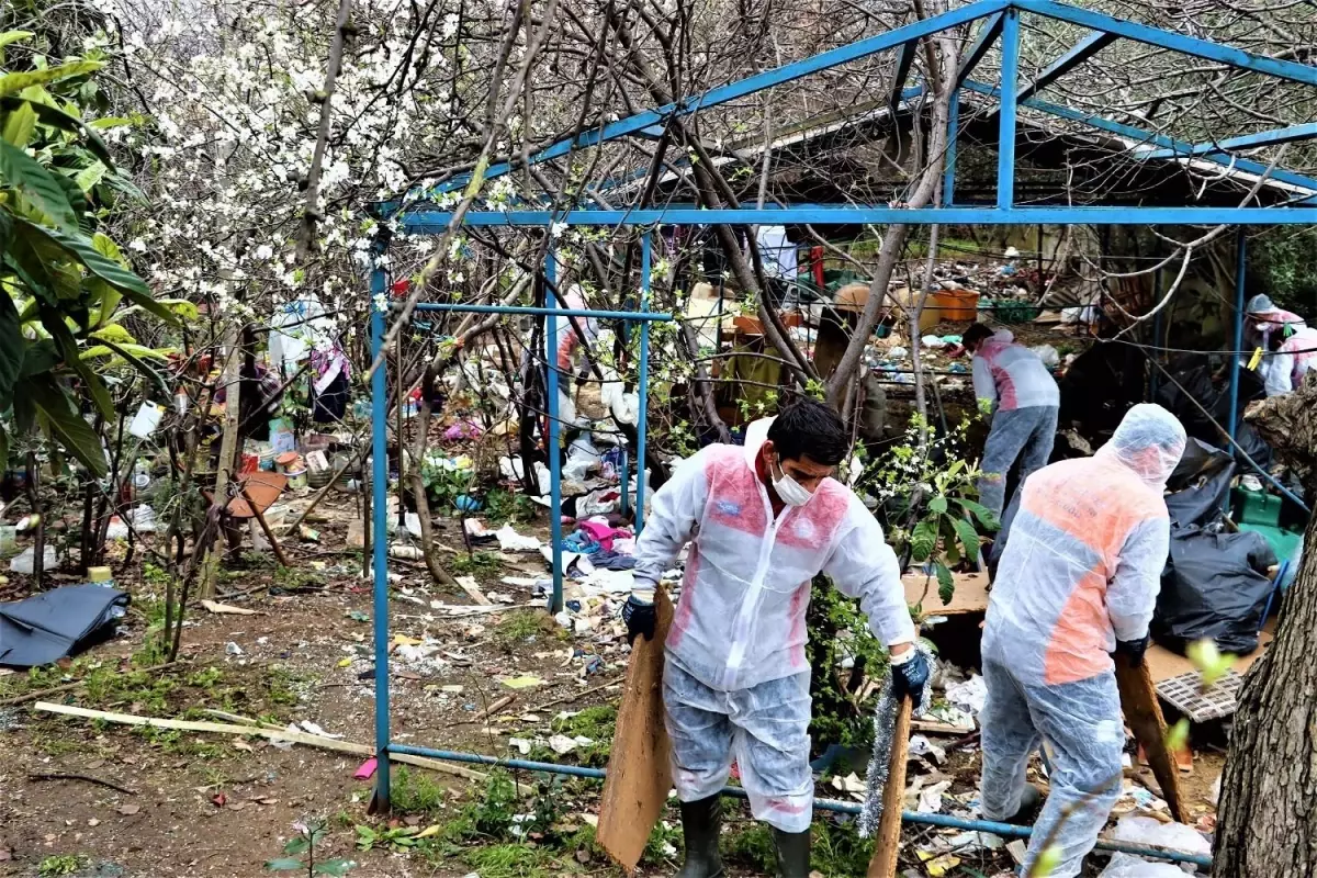 Maltepe\'de bir evden dört kamyon çöp çıktı