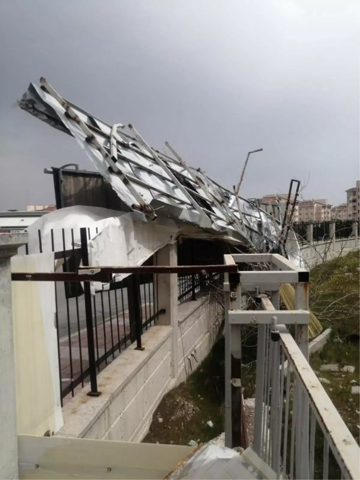 Manisa\'da kum fırtınası; çatıdaki kiremitler uçtu, araçlar hasar gördü