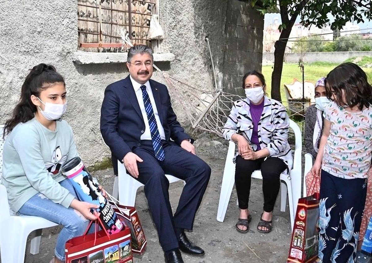 Osmaniye Valisi, konuk olduğu ailelerin sorunlarına ortak oluyor