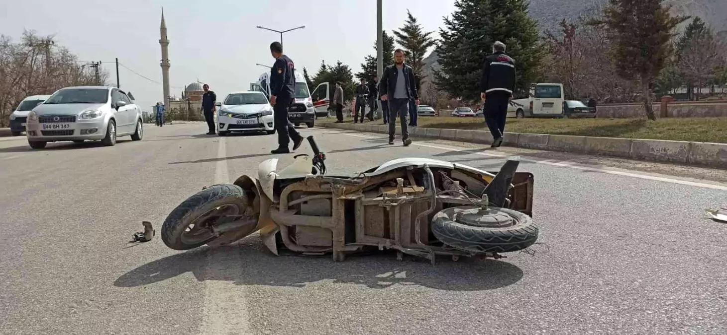 Otomobilin çarptığı elektrikli bisiklet sürücüsü yaralandı