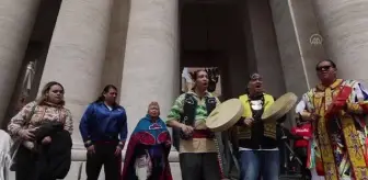 Papa, Katolik okullarında çektikleri acılardan ötürü Kanadalı yerlilerden özür diledi