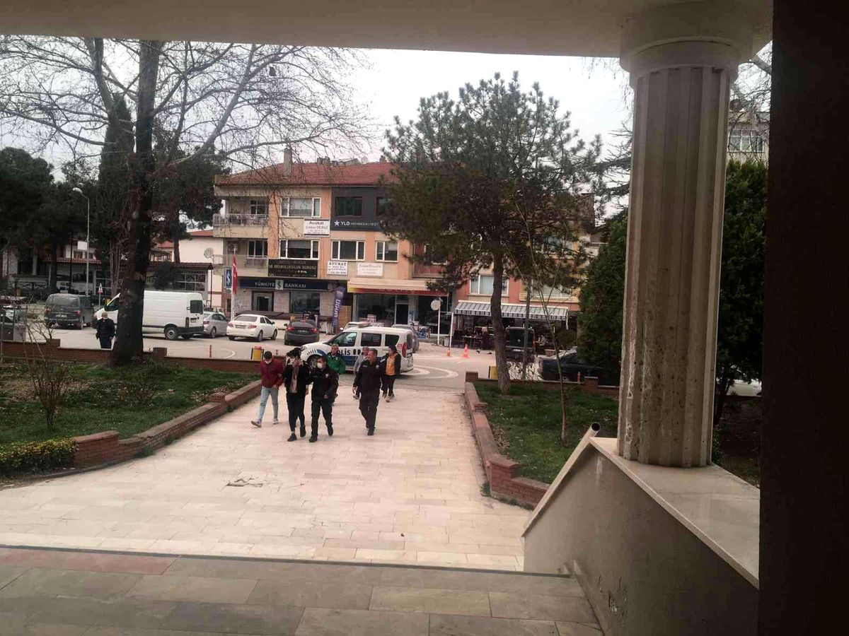 Park halindeki araçlardan hırsızlık yapan 3 kişiden 2\'si tutuklandı