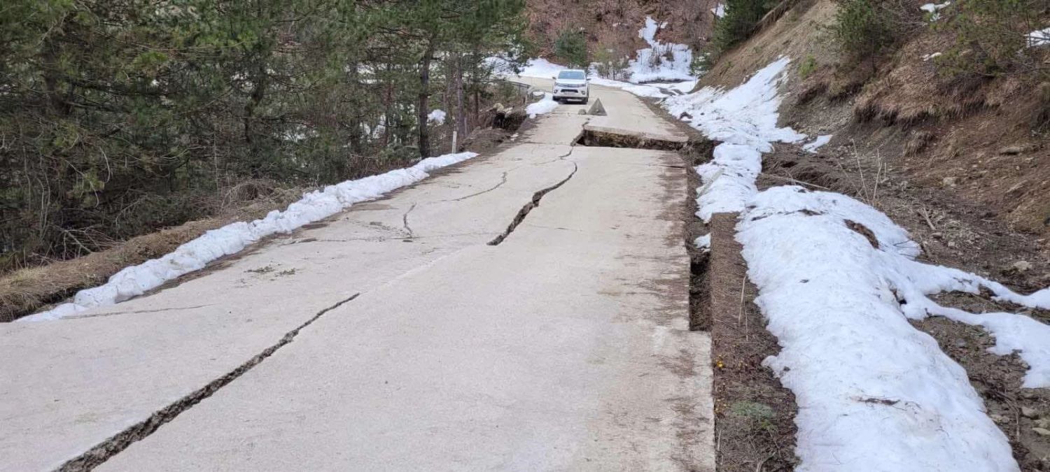 Samsun\'da toprak kayması nedeniyle mahalle yolu trafiğe kapatıldı