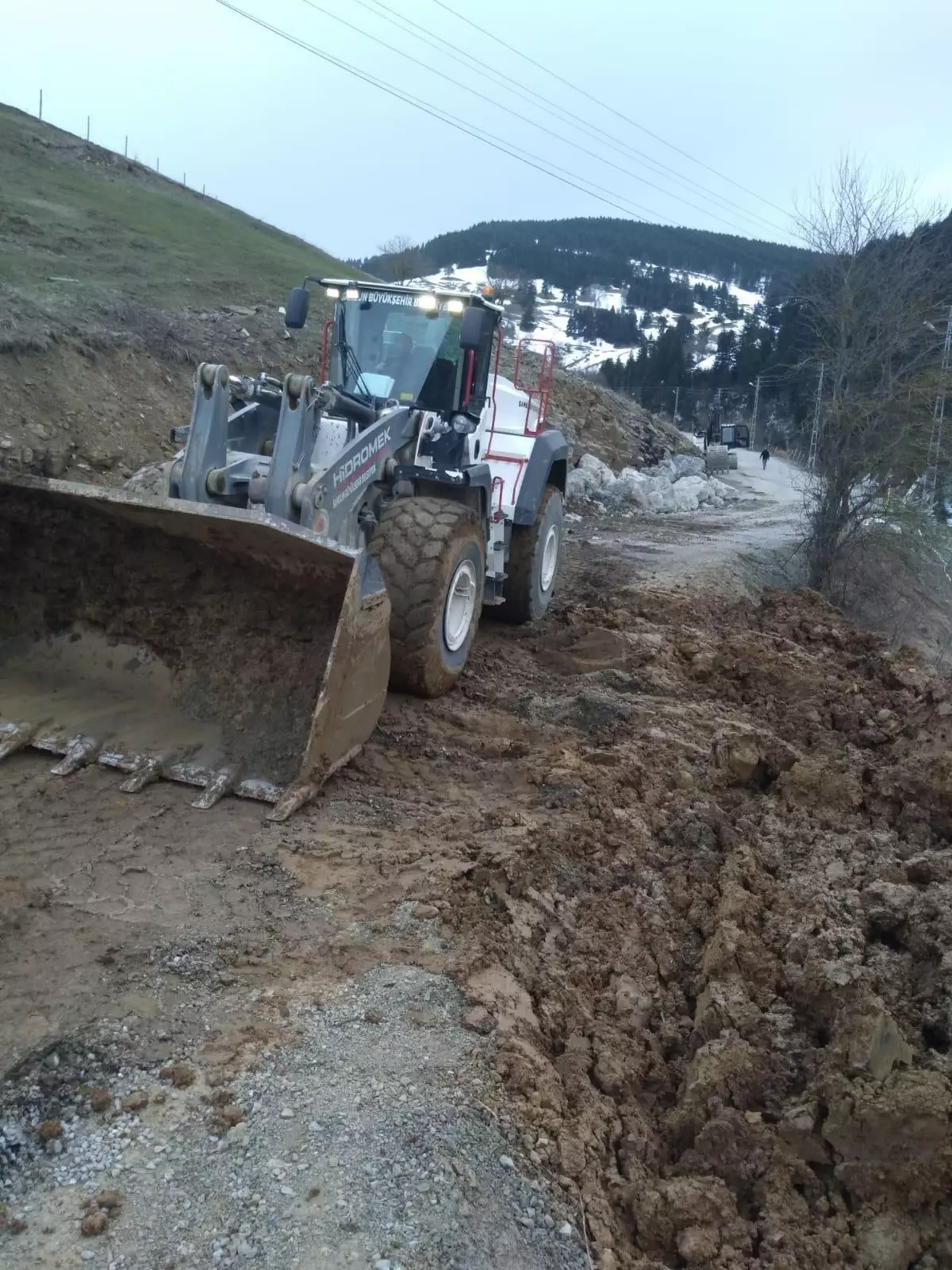 Samsun\'un Alaçam ilçesinde mahalle yolu heyelan nedeniyle trafiğe kapatıldı