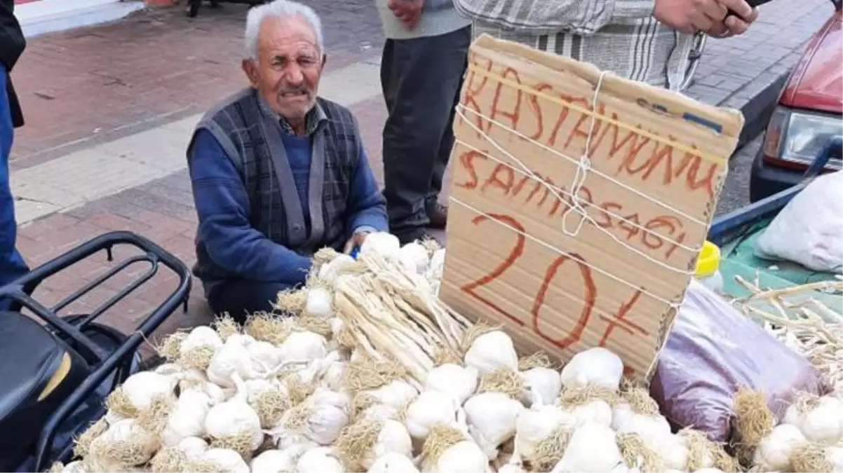 Yürek parçalayan fotoğraf! Sarımsak tezgahına el konulan yaşlı adam gözyaşlarını tutamadı