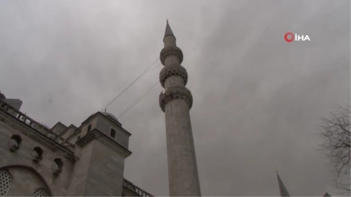 Süleymaniye Camii\'nin şerefesinden parça koptu