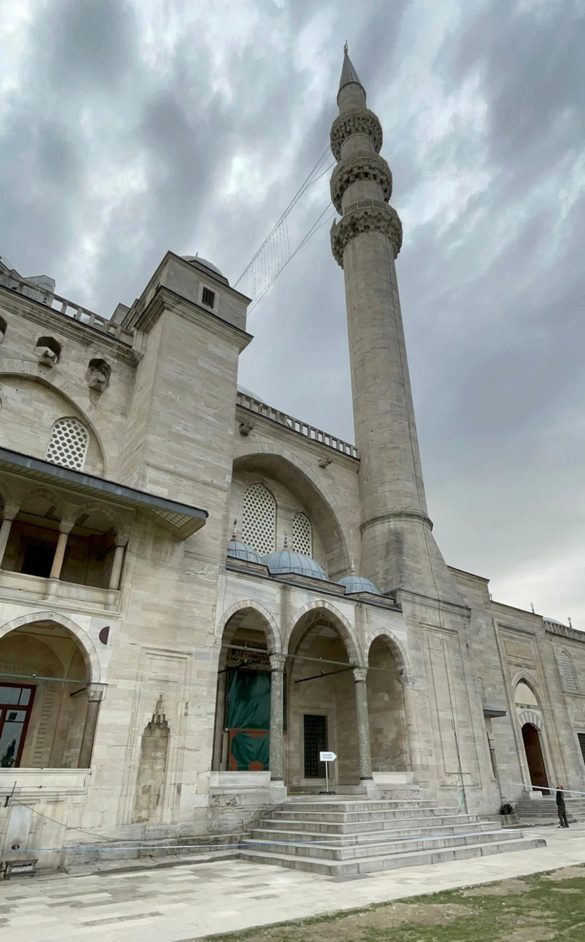 Drone - Süleymaniye Camisi\'nin şerefesinden düşen parça kubbeye zarar verdi