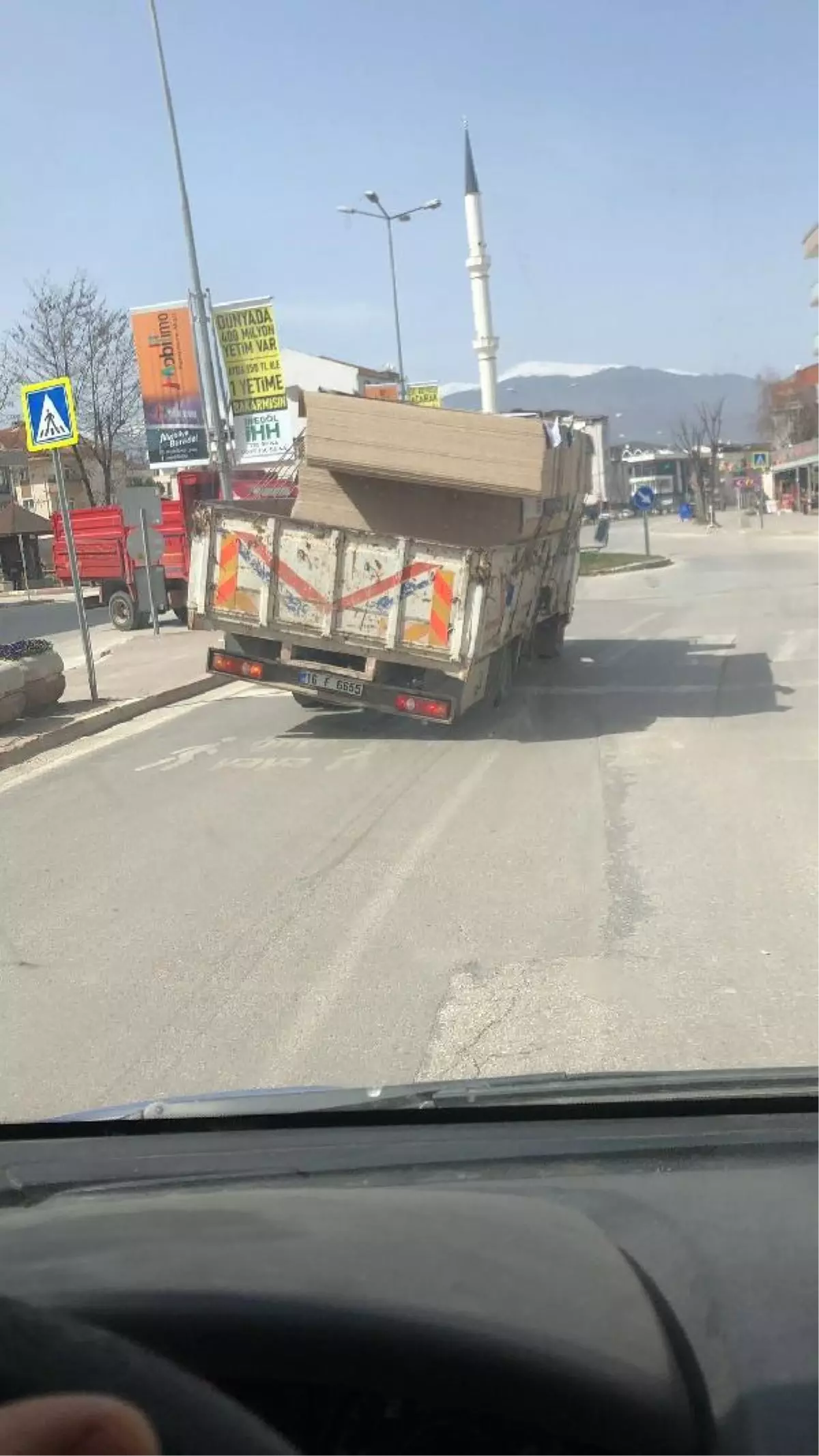 Son dakika haberi: Sunta yüklü kamyonetle tehlikeli yolculuk kamerada