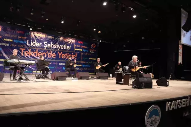 Tekdenli öğrenciler kahramanlık türküleri ile coştu