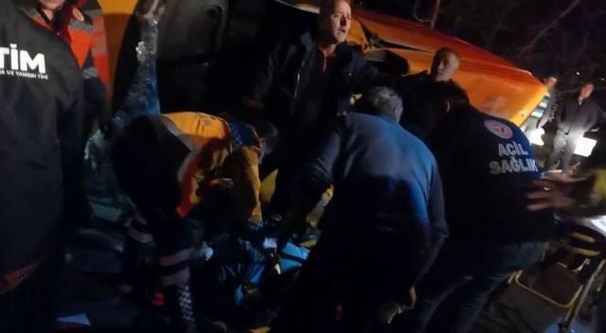 Son dakika haber | TEM\'de feci kaza, otomobille çarpışan minibüs metrelerce sürüklendi: 7 yaralı
