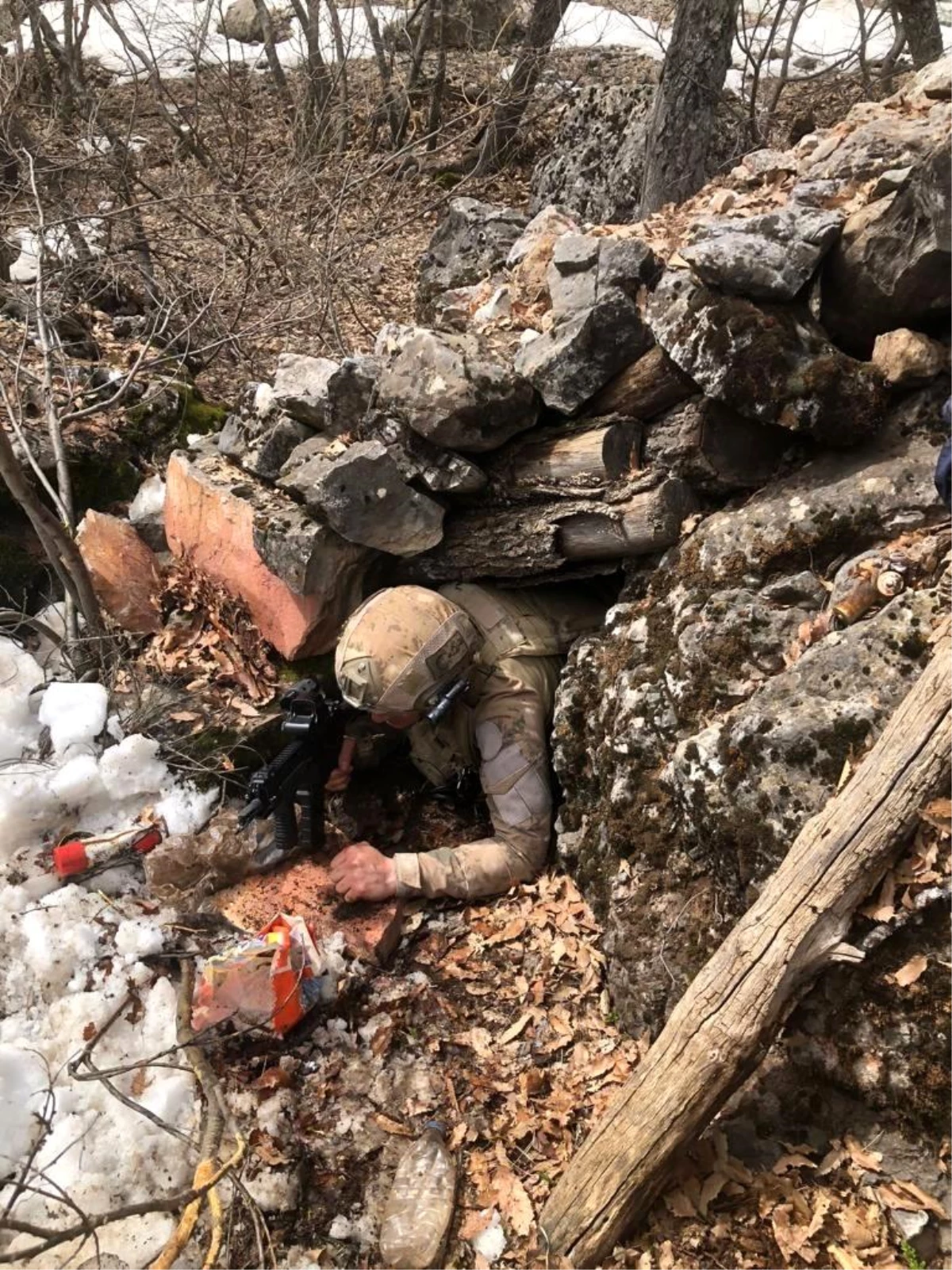 Tunceli\'de teröristlere ait mühimmat ve yaşam malzemesi ele geçirildi