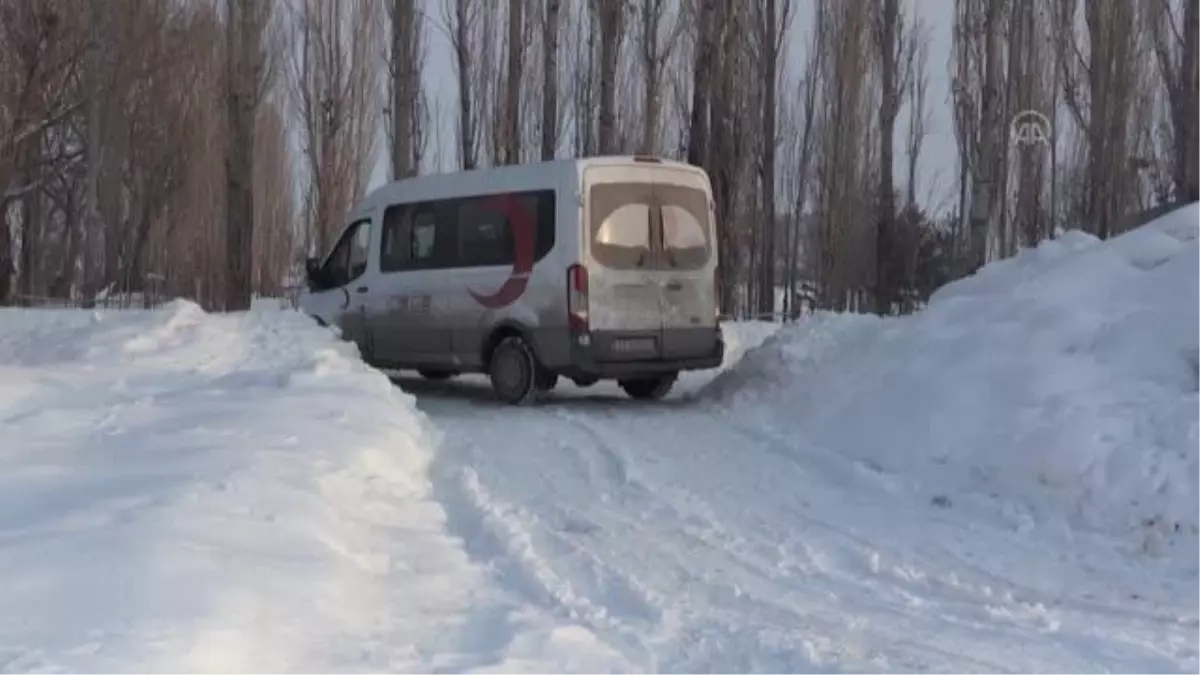 Türk Kızılay, 2 engelliye tekerlekli sandalye hediye etti