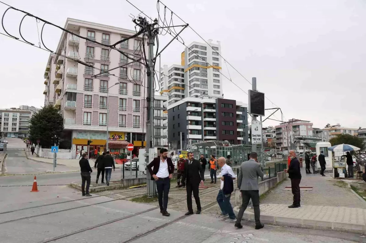 Vinç tramvay hattının elektrik telini kopardı, seferler aksadı